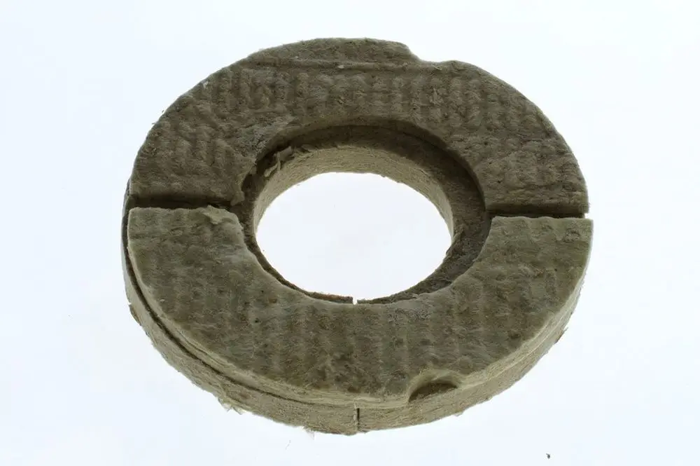 Isoliermaterial von Bosch in Form einer runden Scheibe mit mittigem Loch, ähnlich einer Dichtung. Die Oberfläche ist strukturiert und zeigt Verarbeitungsmerkmale.